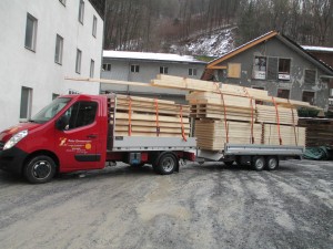 Holztransport mit Lieferwagen und Anhänger